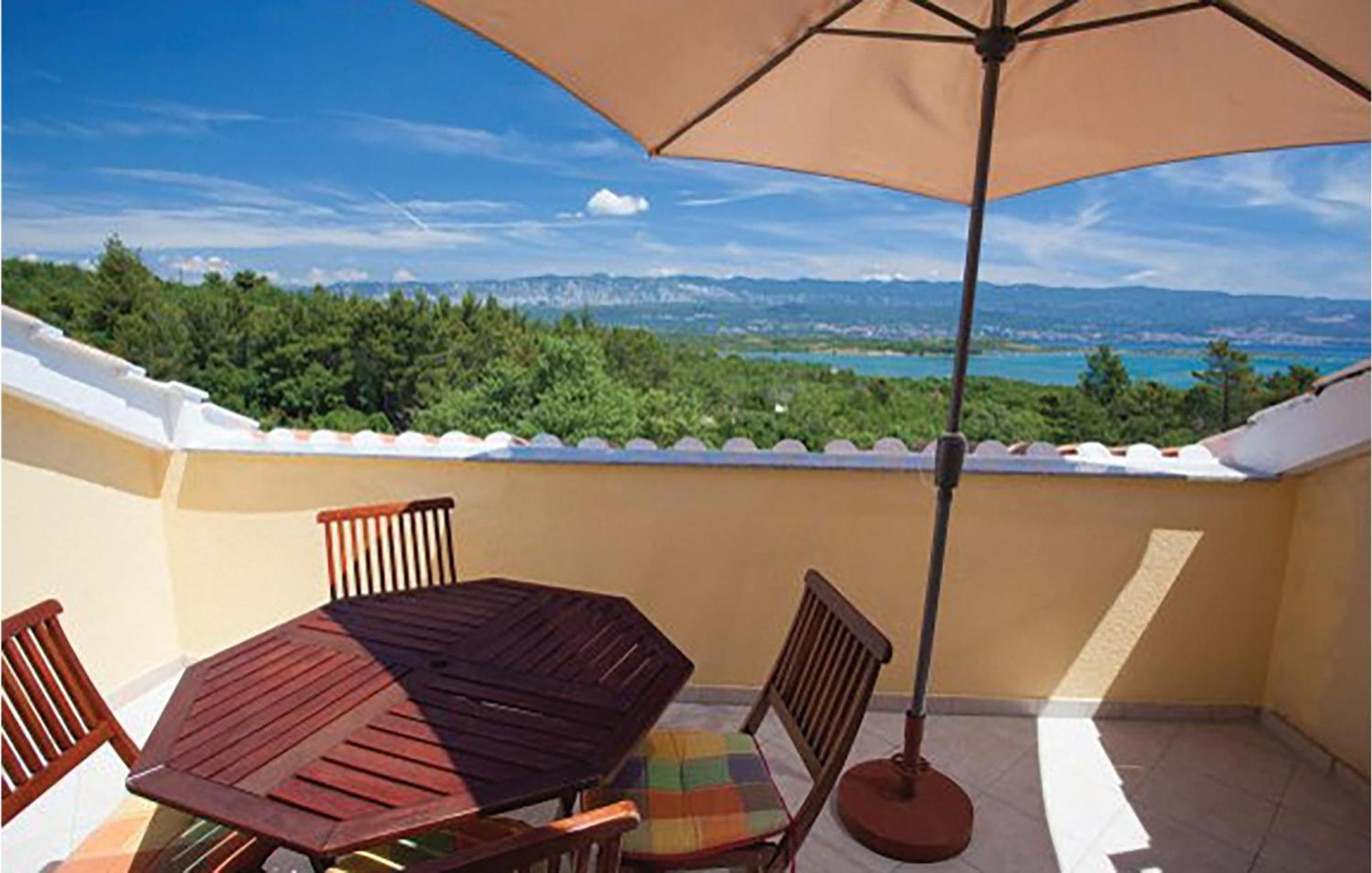 Gorgeous Apartment In Malinska With Kitchen Esterno foto