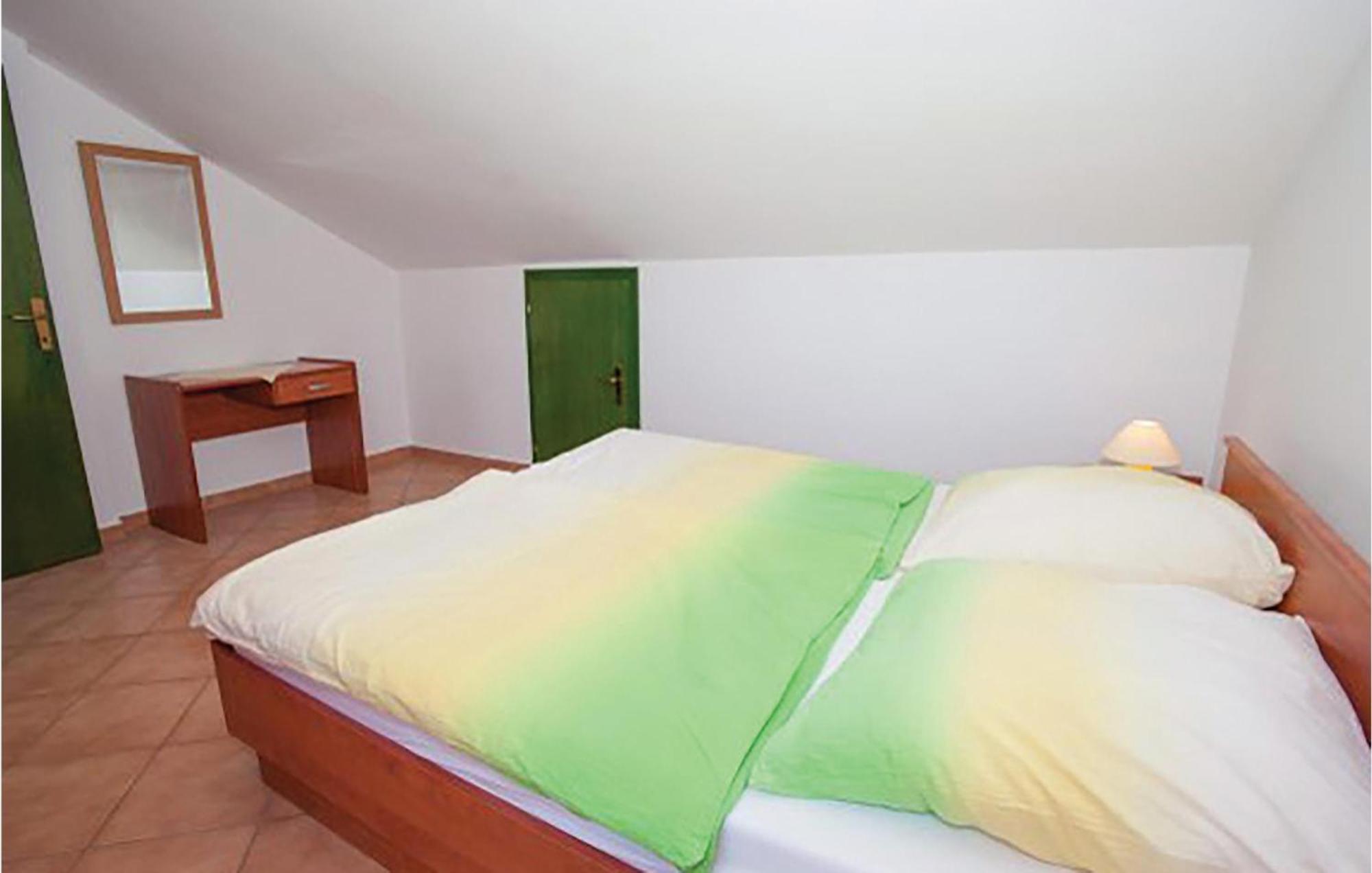 Gorgeous Apartment In Malinska With Kitchen Esterno foto