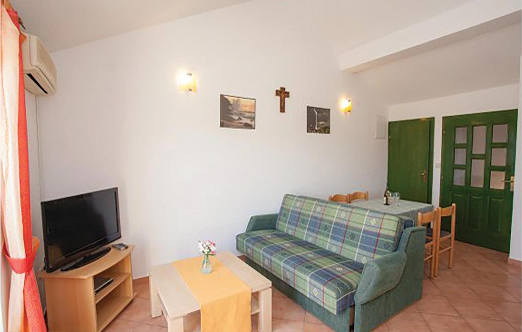 Gorgeous Apartment In Malinska With Kitchen Esterno foto