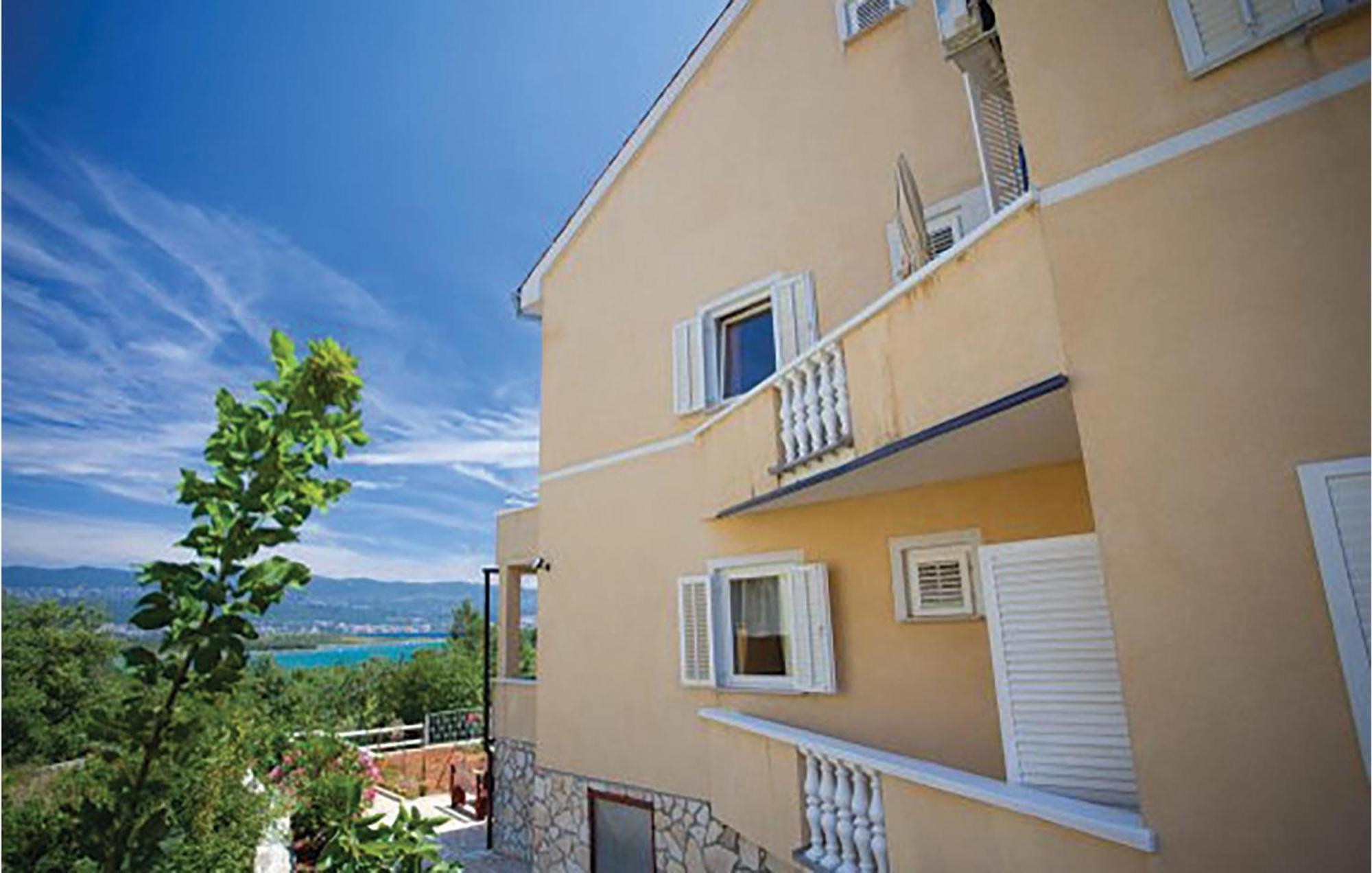 Gorgeous Apartment In Malinska With Kitchen Esterno foto