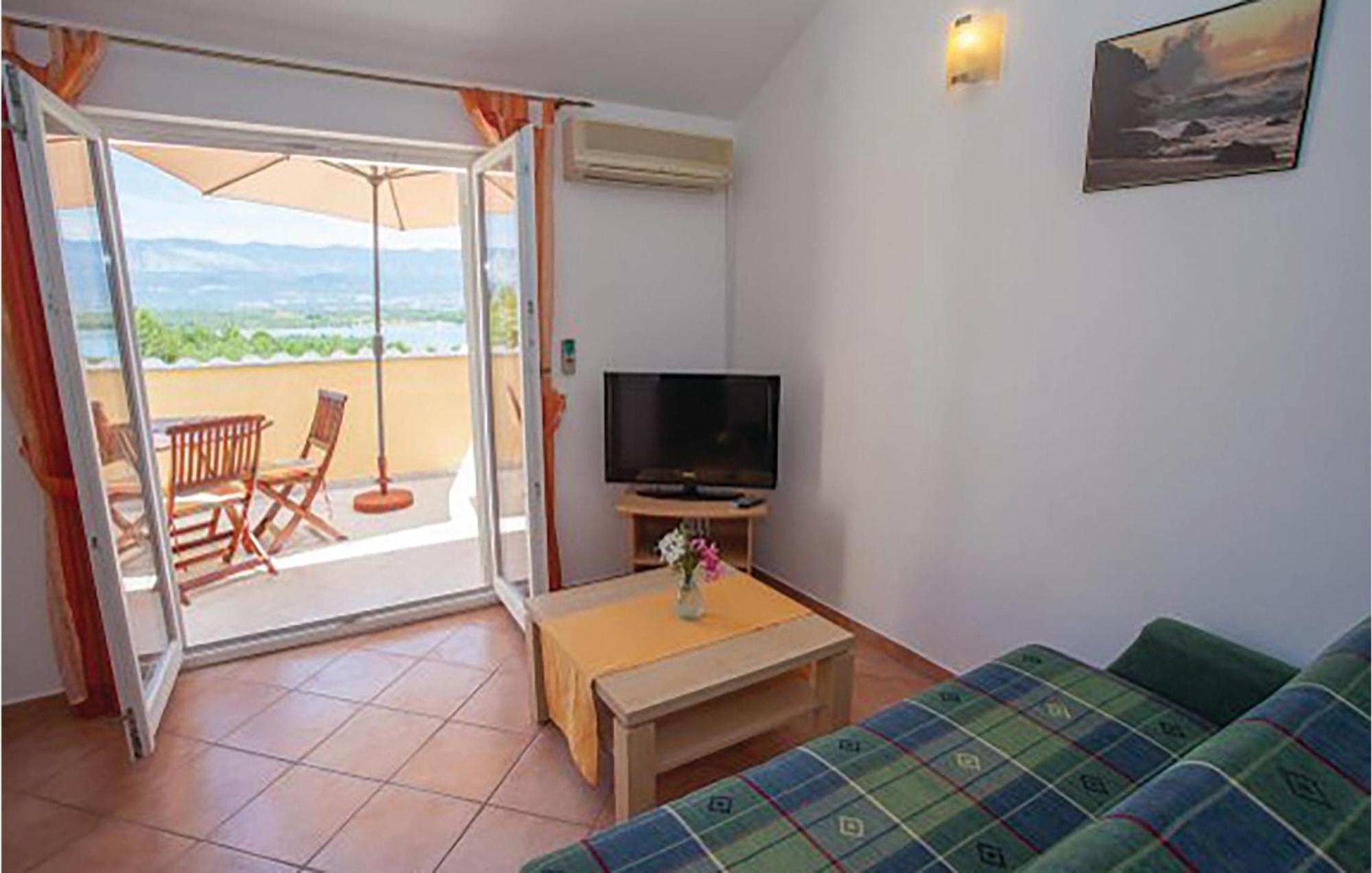 Gorgeous Apartment In Malinska With Kitchen Esterno foto