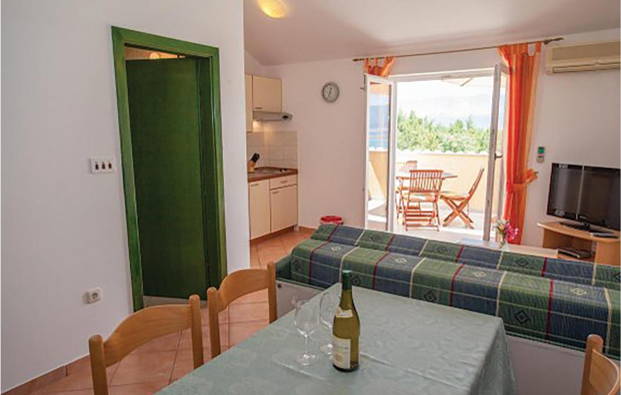 Gorgeous Apartment In Malinska With Kitchen Esterno foto